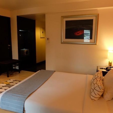 The Rose Bangkok Hotell Exteriör bild
